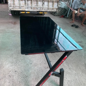 Bàn chữ Z kính Đen kiểu thể thao