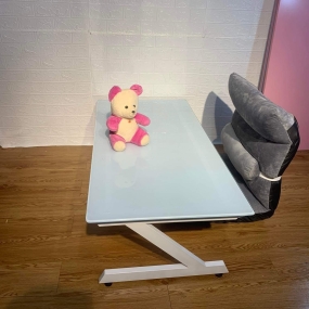 Bàn Z bệt kính cường lực màu trắng