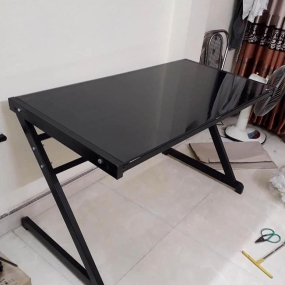 bàn chữ Z kính cường lực dày